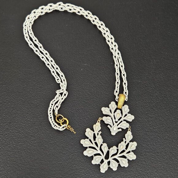 Vintage Trifari White Enamel Chain & Double Drop Pendant Necklace and Earrings - Picture 5 of 16